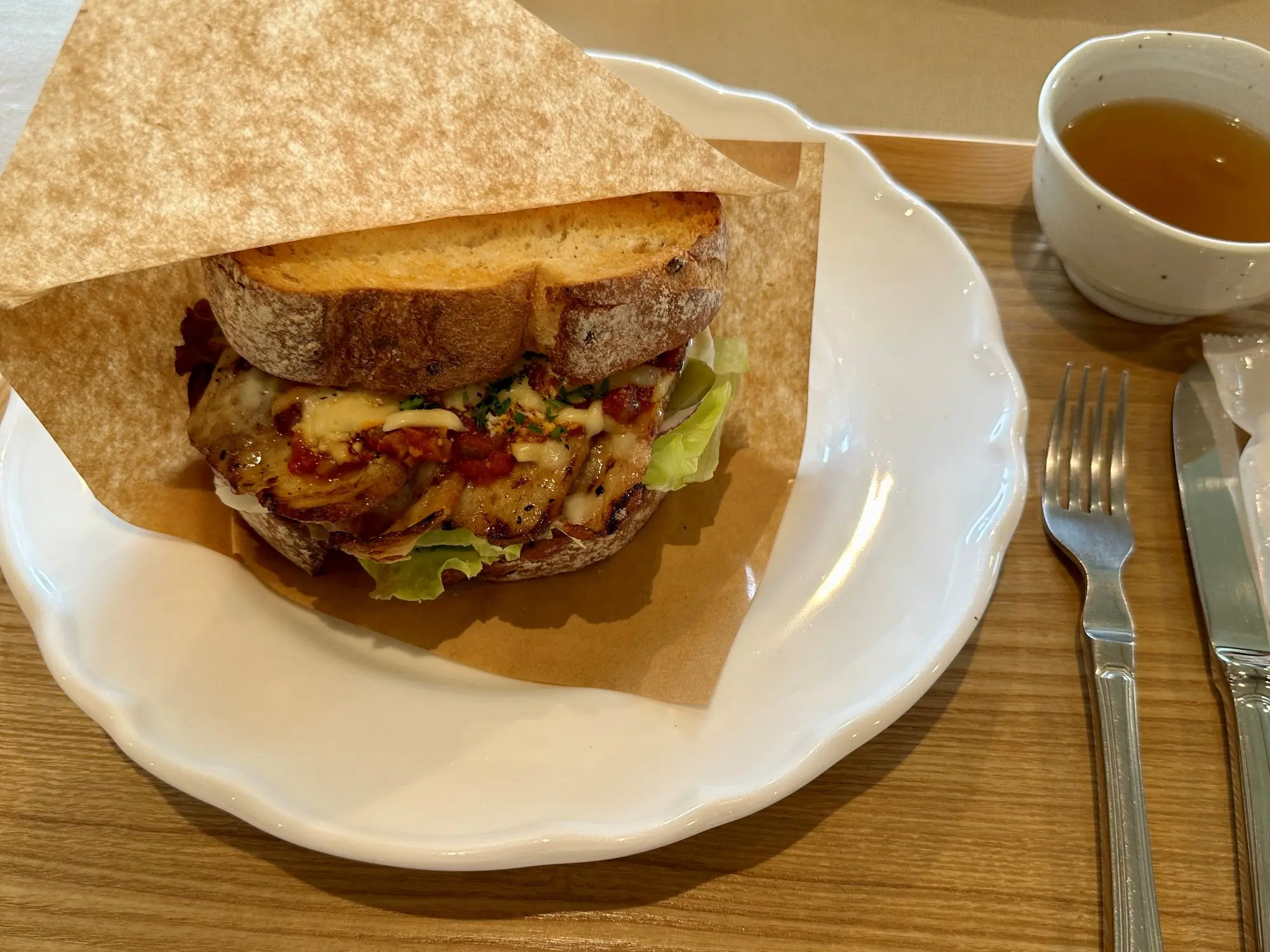 自家燻製ベーコン「郡司豚」のカンパーニュサンド